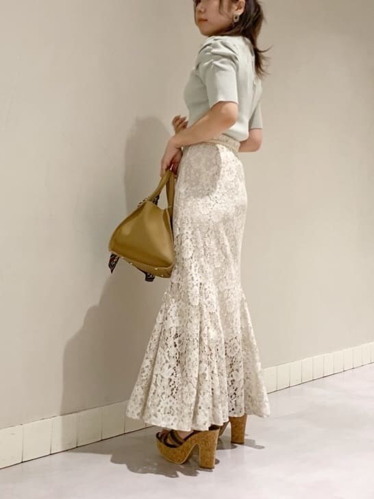 ベージュ系のハンドバッグ、その他のサンダル、グレー系のTシャツ/カットソーを着用したレディースの春コーディネートの3枚目の写真