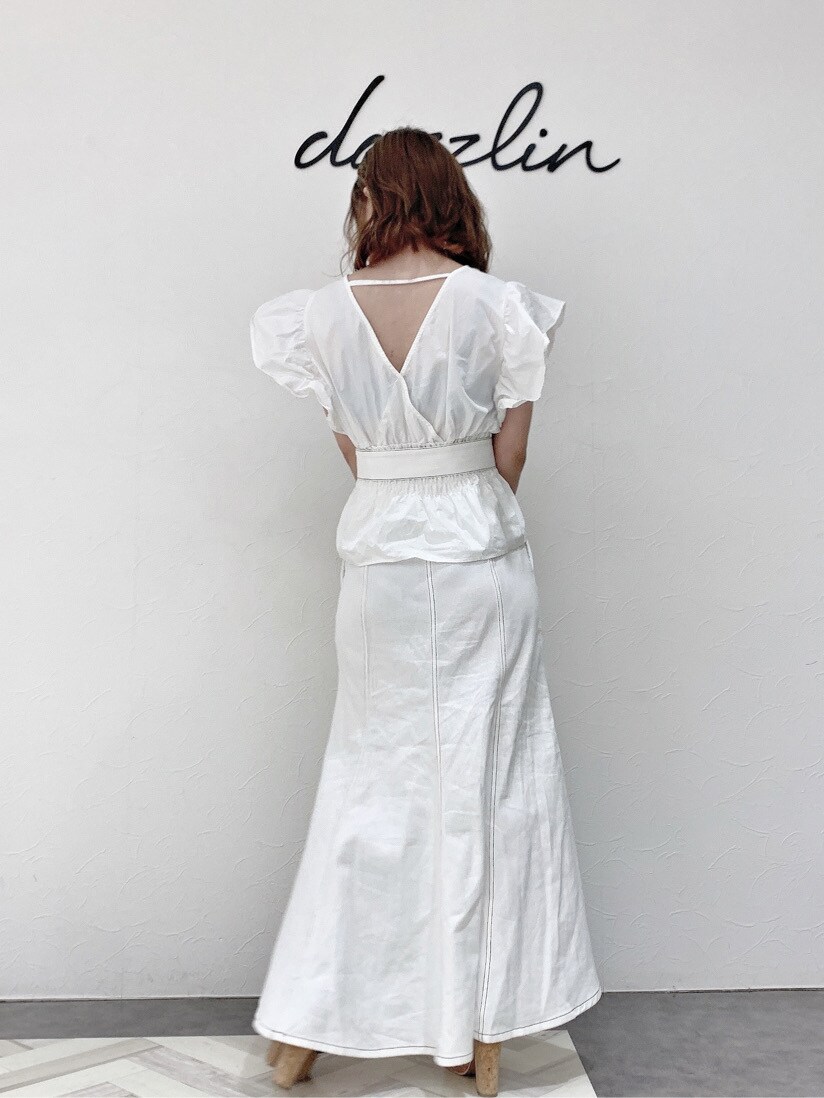 その他のサンダル、ホワイト系のシャツ/ブラウス、ホワイト系のスカートを着用したレディースの春コーディネートの2枚目の写真