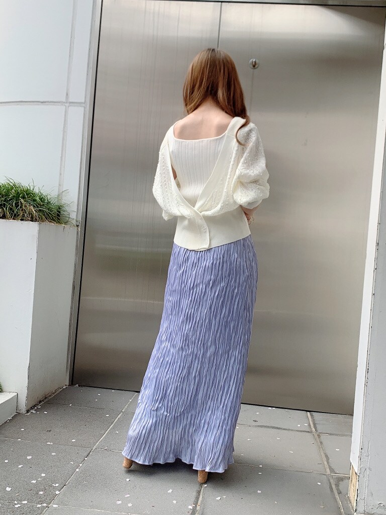 パープル系のスカート、ホワイト系のタンクトップ、ホワイト系のカーディガン/ボレロを着用したレディースの春コーディネートの2枚目の写真