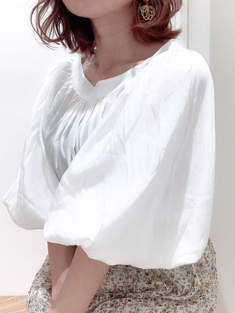 その他のサンダル、ホワイト系のシャツ/ブラウス、その他のスカートを着用したレディースの夏コーディネートの4枚目の写真