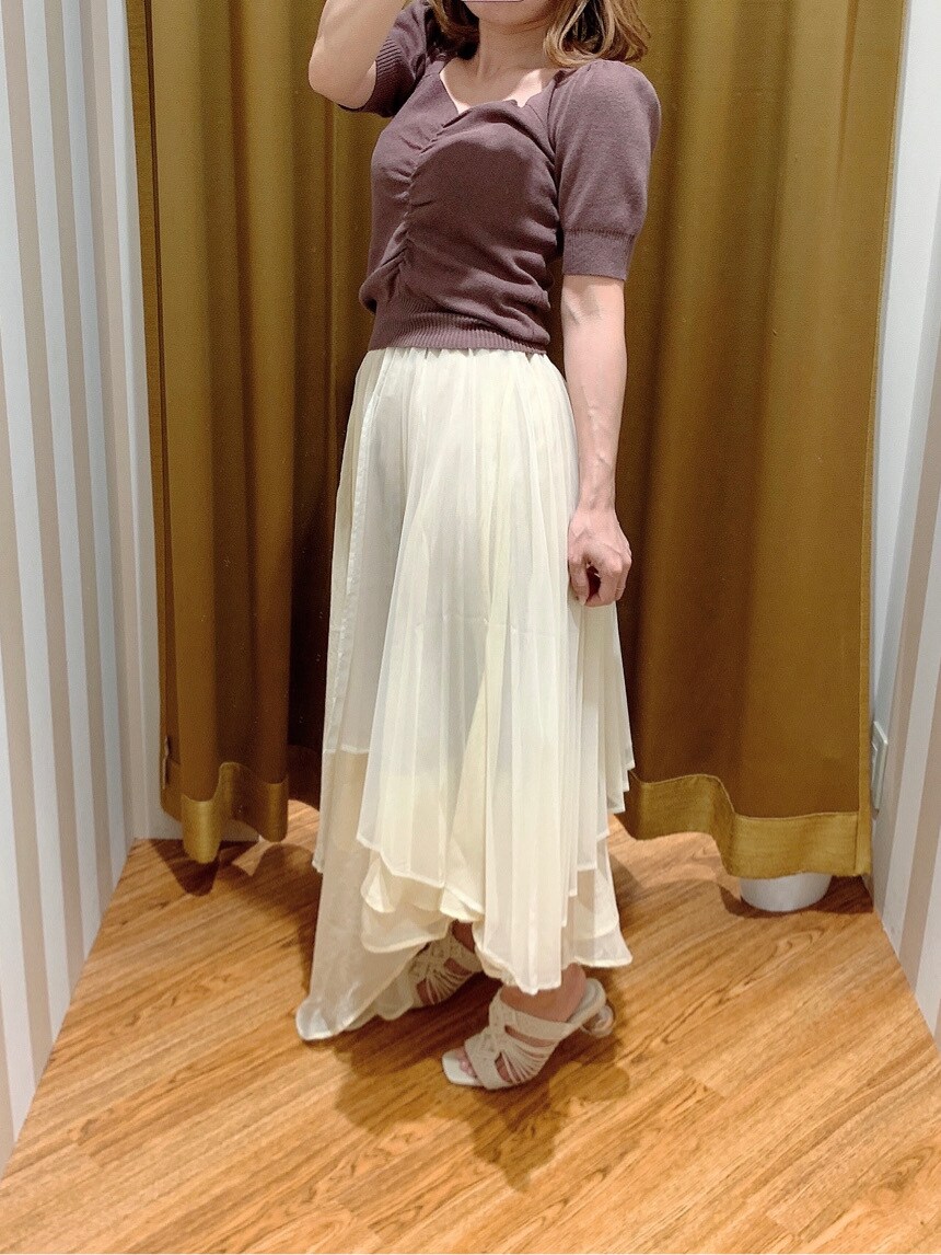 ホワイト系のスカート、ホワイト系のサンダル、ブラウン系のニット/セーターを着用したレディースの春コーディネートの4枚目の写真
