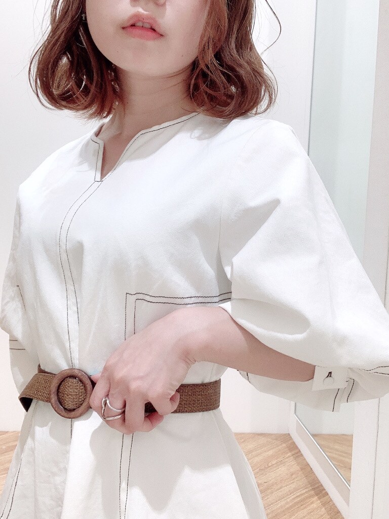 ベージュ系のサンダル、ホワイト系のワンピース、ブラウン系のベルトを着用したレディースの春コーディネートの4枚目の写真