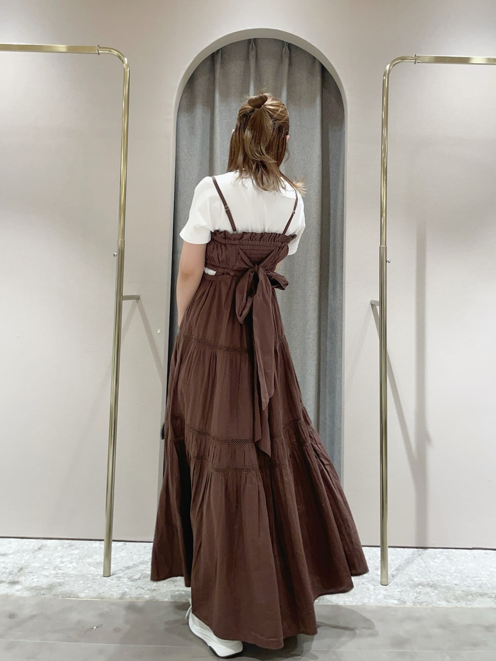 ホワイト系のTシャツ/カットソー、ブラウン系のワンピース、ホワイト系のサンダルを着用したレディースの夏コーディネートの2枚目の写真