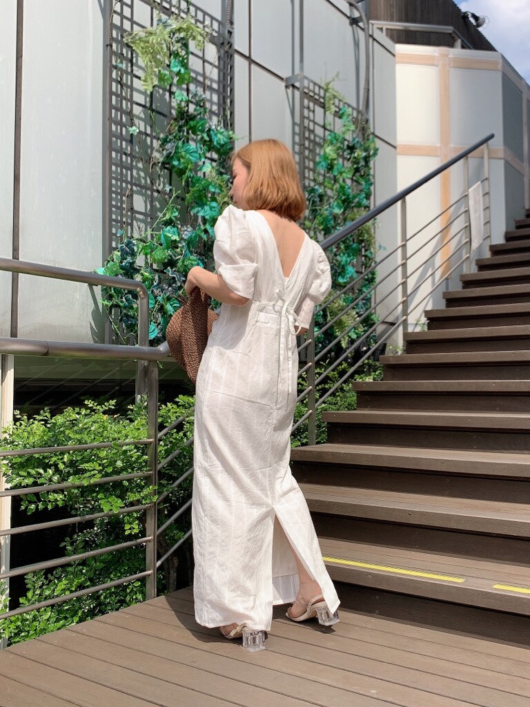 ホワイト系のワンピース、その他のサンダル、ブラウン系のハットを着用したレディースの春コーディネートの3枚目の写真