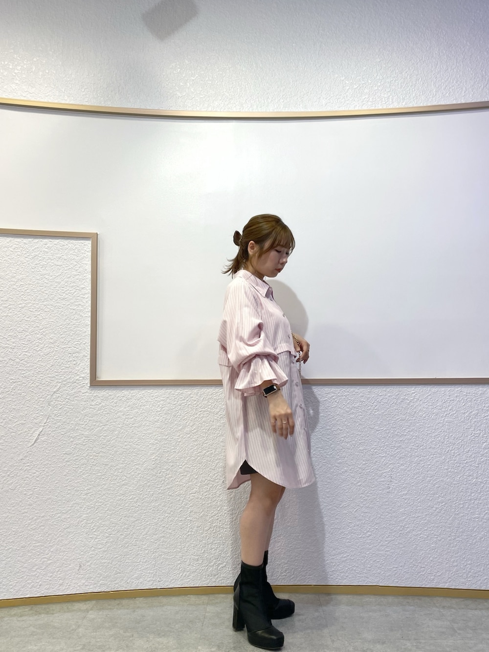 ピンク系のワンピース、ブラック系のブーツ、グレー系のスカートを着用したレディースの春コーディネートの3枚目の写真