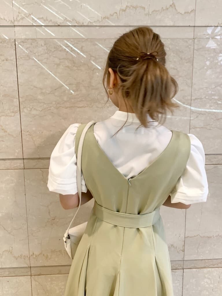 グリーン系のワンピース、ブラウン系のサンダル、ホワイト系のショルダーバッグを着用したレディースの春コーディネートの6枚目の写真