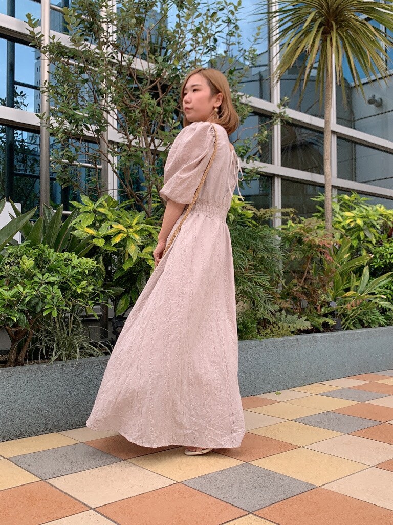 ベージュ系のワンピース、その他のサンダルを着用したレディースの春コーディネートの3枚目の写真