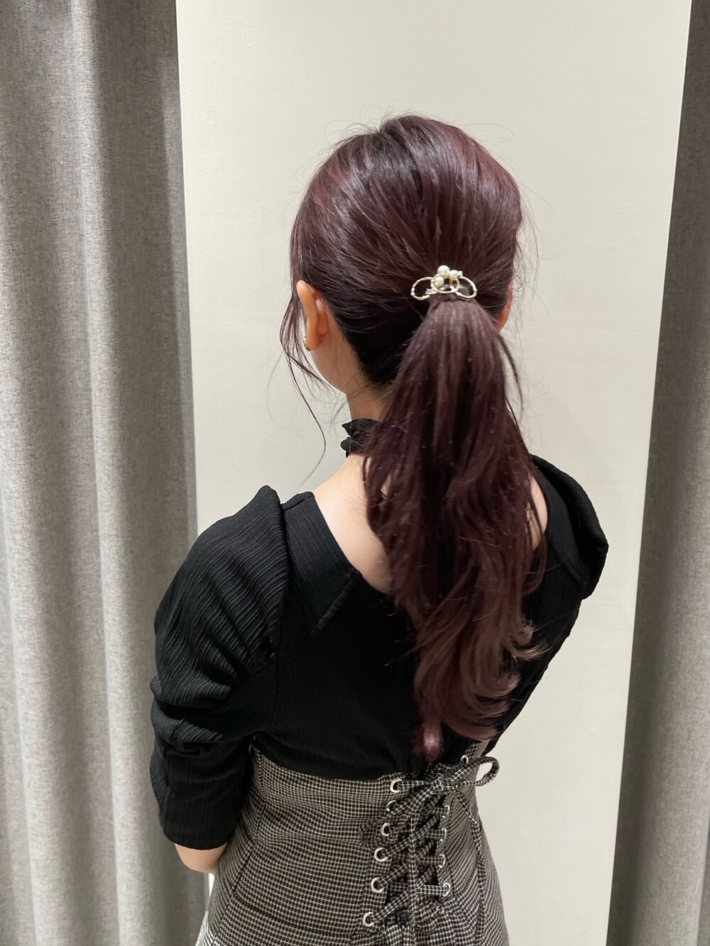 ブラック系のワンピース、ブラック系のパンプスを着用したレディースの秋コーディネートの6枚目の写真