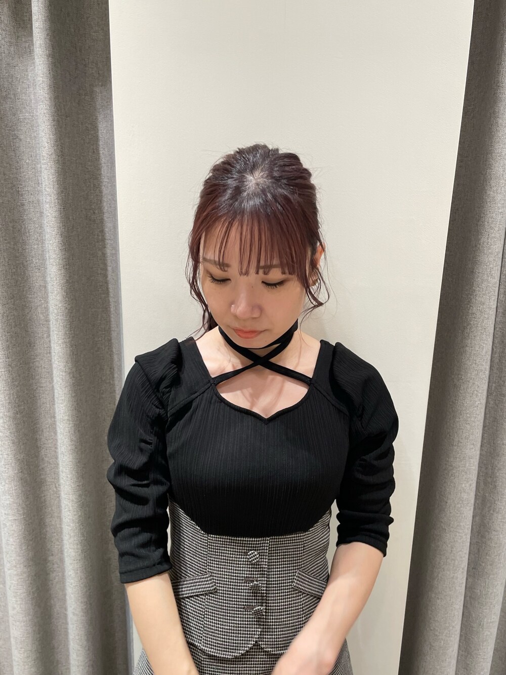 ブラック系のワンピース、ブラック系のパンプスを着用したレディースの秋コーディネートの4枚目の写真