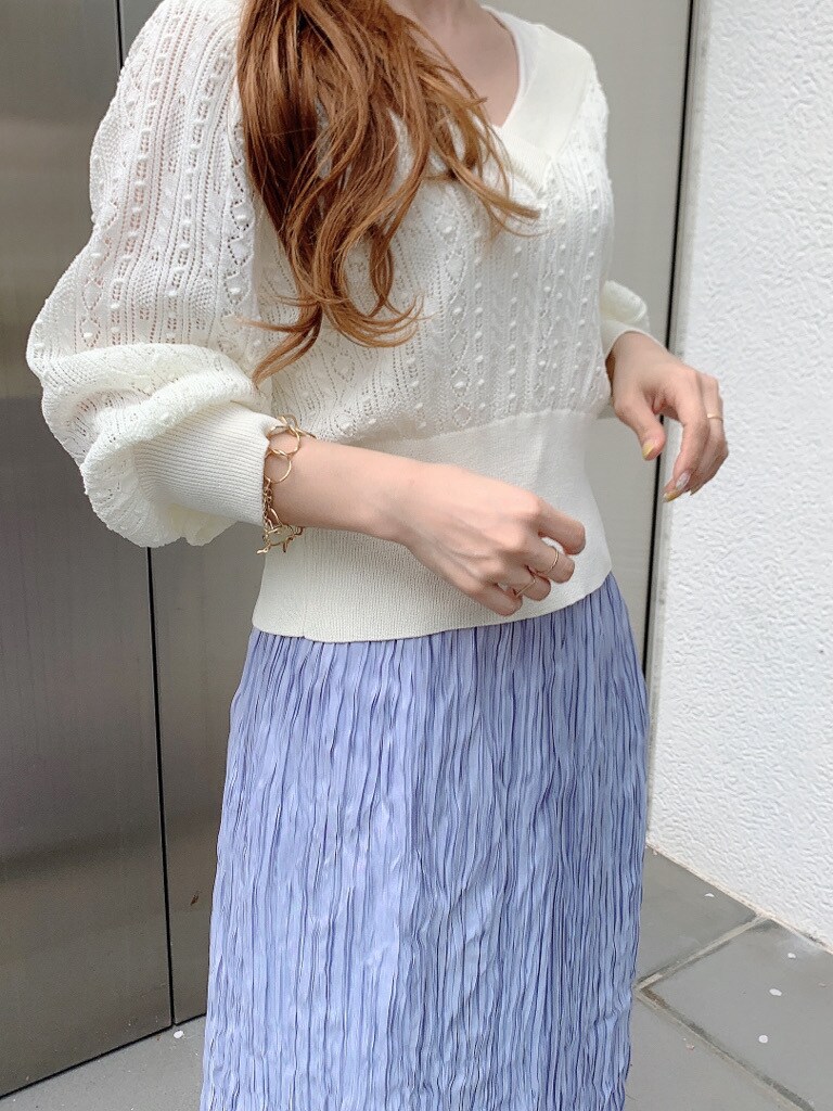 パープル系のスカート、ホワイト系のタンクトップ、ホワイト系のカーディガン/ボレロを着用したレディースの春コーディネートの4枚目の写真