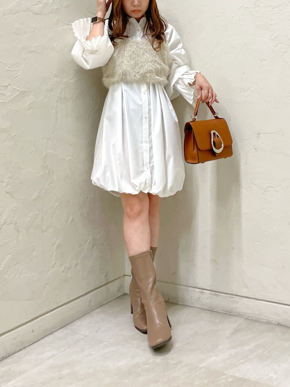 ホワイト系のワンピース、ベージュ系のベスト、イエロー系のハンドバッグを着用したレディースの夏コーディネートの4枚目の写真