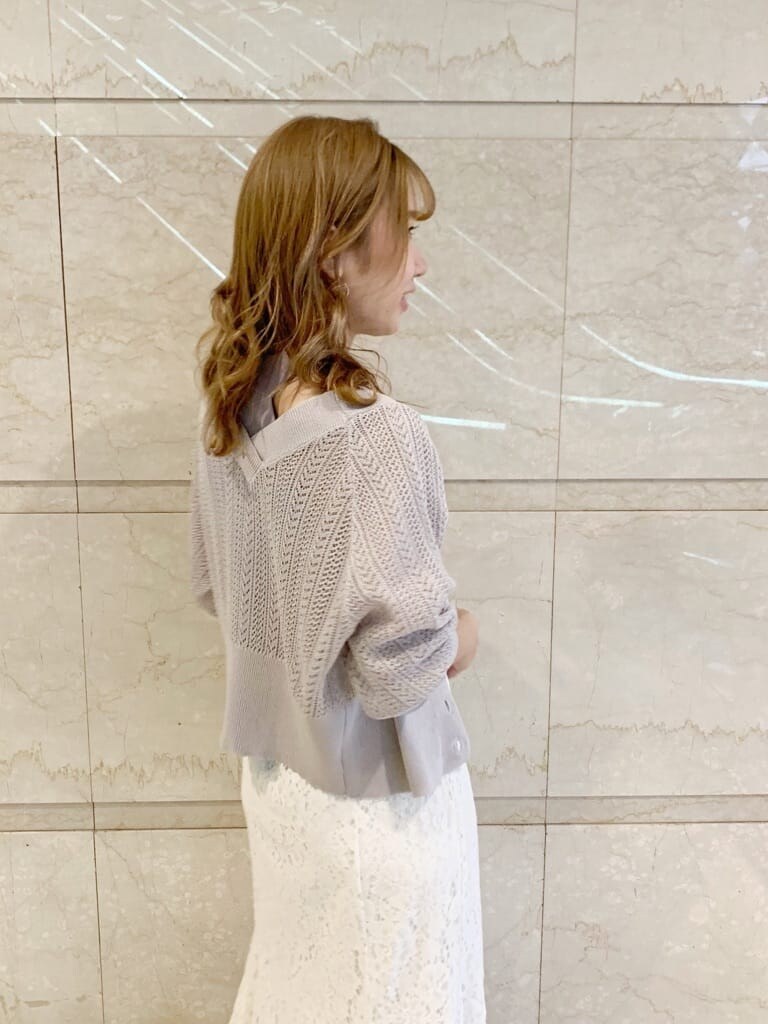 ブラウン系のサンダル、ベージュ系のサンダル、パープル系のニット/セーターを着用したレディースの春コーディネートの7枚目の写真