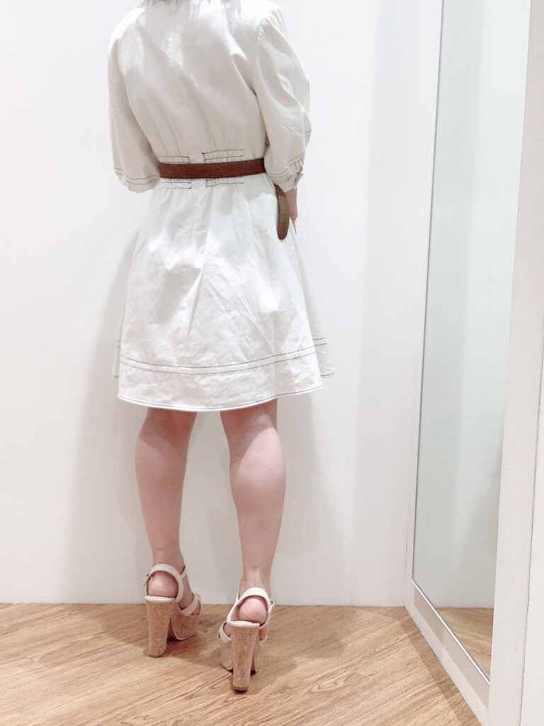 ベージュ系のサンダル、ホワイト系のワンピース、ブラウン系のベルトを着用したレディースの春コーディネートの2枚目の写真