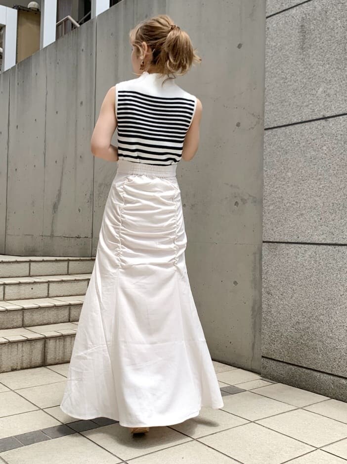 その他のニット/セーター、ホワイト系のスカート、ブラウン系のサンダルを着用したレディースの春コーディネートの4枚目の写真