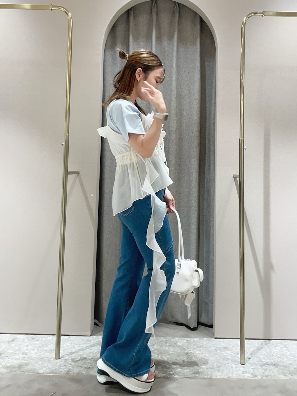 ブルー系のTシャツ/カットソー、ホワイト系のキャミソール、ブルー系のデニムパンツを着用したレディースの夏コーディネートの2枚目の写真