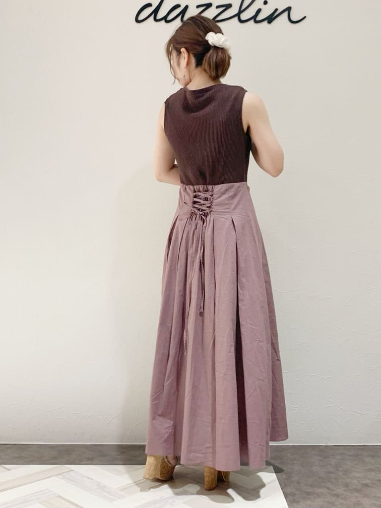 その他のサンダル、ブラウン系のワンピースを着用したレディースの夏コーディネートの4枚目の写真