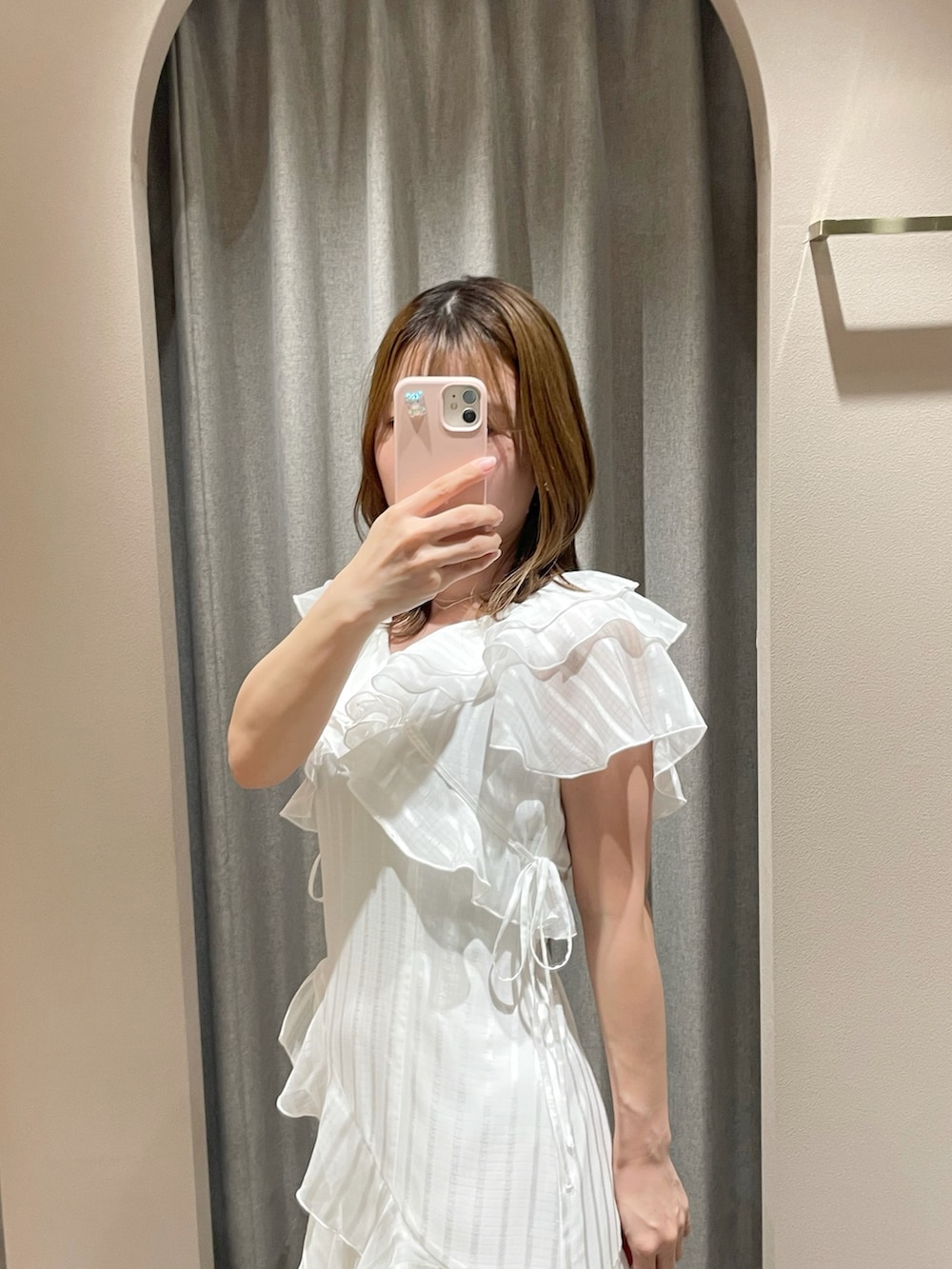 ホワイト系のワンピース、ホワイト系のパンプスを着用したレディースの春コーディネートの5枚目の写真