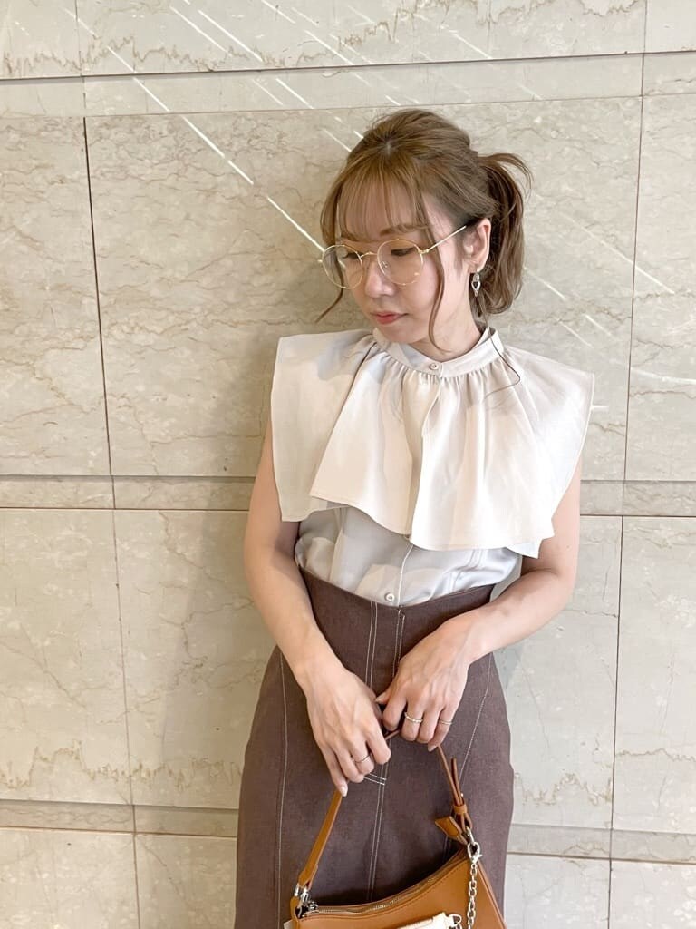 ベージュ系のシャツ/ブラウス、ブラウン系のスカート、ブラウン系のサンダルを着用したレディースの夏コーディネートの6枚目の写真