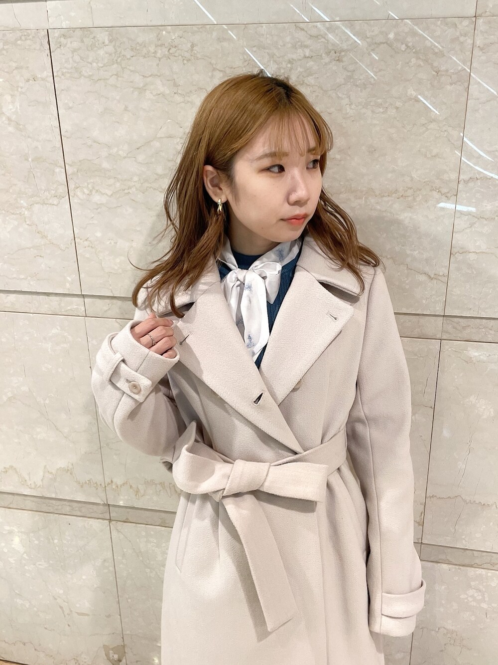 ブラウン系のブーツ、ホワイト系のその他アウター、ブルー系のニット/セーターを着用したレディースの冬コーディネートの6枚目の写真