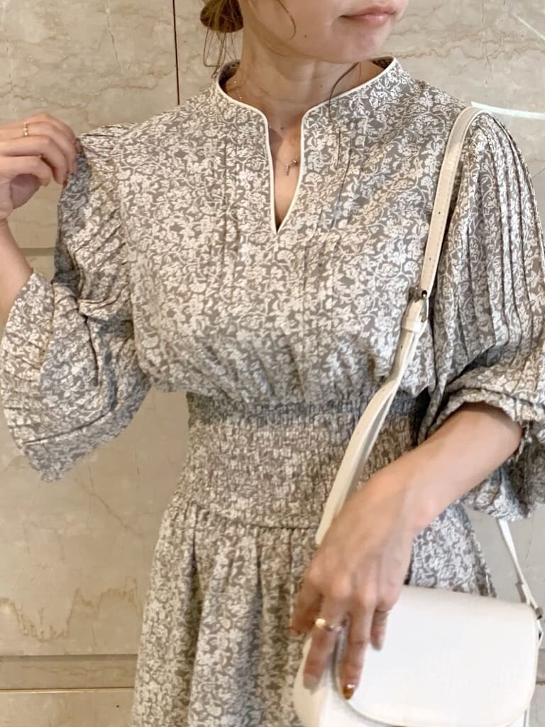 ベージュ系のサンダル、グレー系のワンピースを着用したレディースの春コーディネートの6枚目の写真