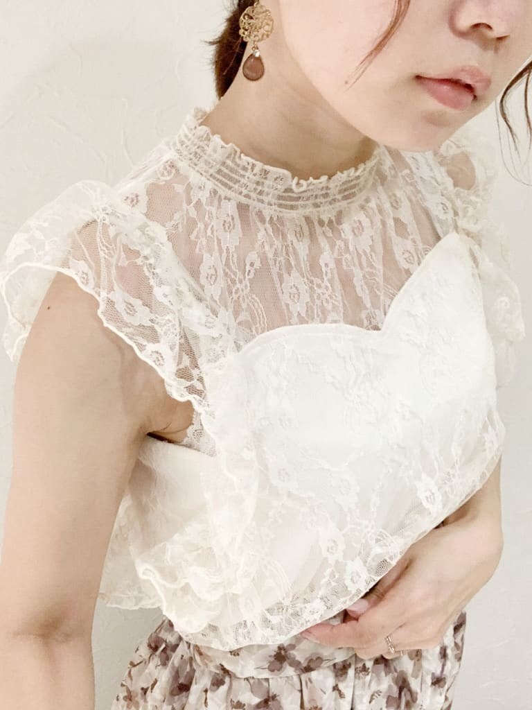 その他のサンダル、ホワイト系のシャツ/ブラウスを着用したレディースの夏コーディネートの4枚目の写真