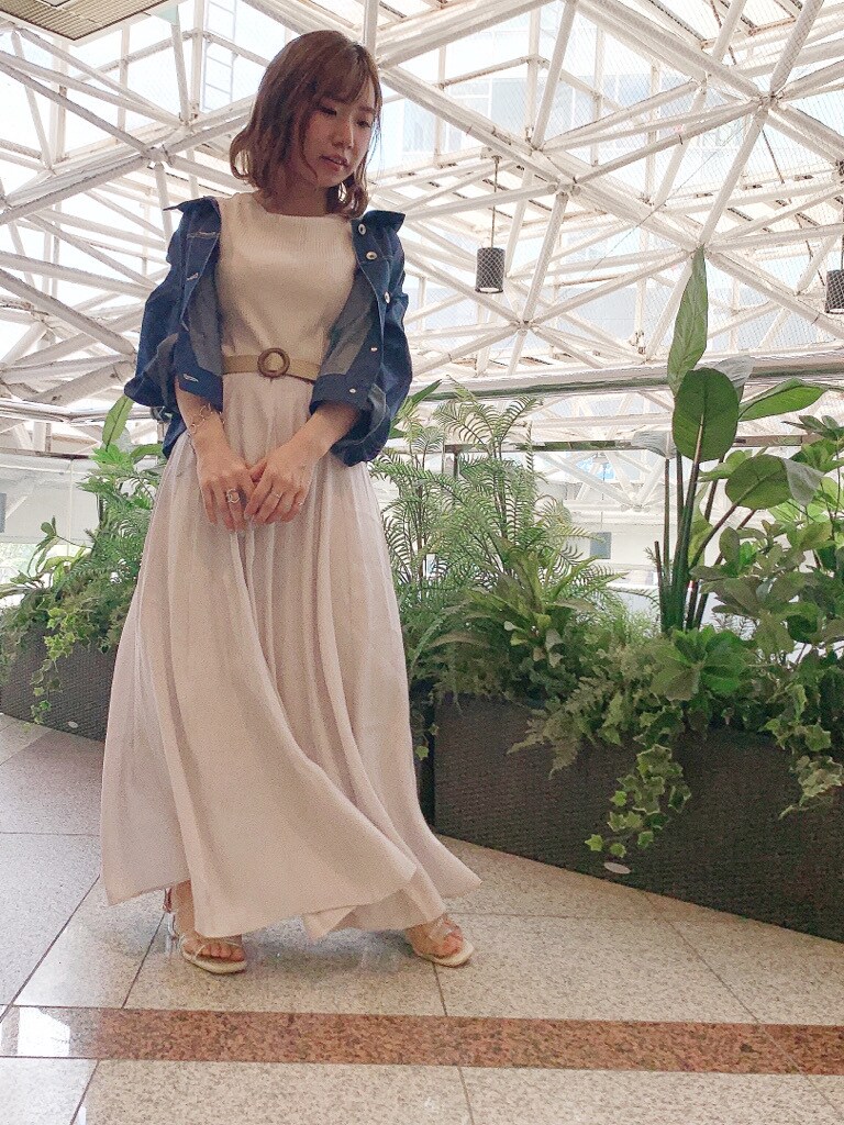 ブルー系のシャツ/ブラウス、グレー系のワンピース、その他のサンダルを着用したレディースの春コーディネートの5枚目の写真