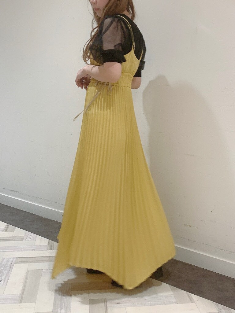 イエロー系のワンピース、ブラック系のパンプス、ブラック系のニット/セーターを着用したレディースの春コーディネートの3枚目の写真