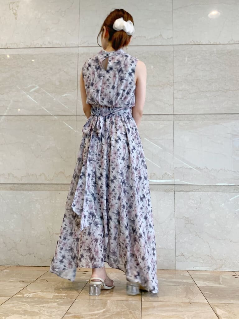 ブラウン系のサンダル、その他のサンダル、ピンク系のワンピースを着用したレディースの夏コーディネートの5枚目の写真