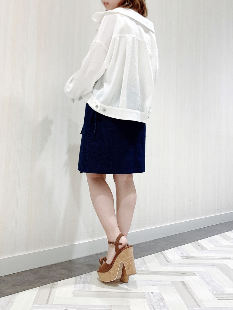 ブラウン系のサンダル、ホワイト系のシャツ/ブラウス、ホワイト系のタンクトップを着用したレディースの夏コーディネートの4枚目の写真