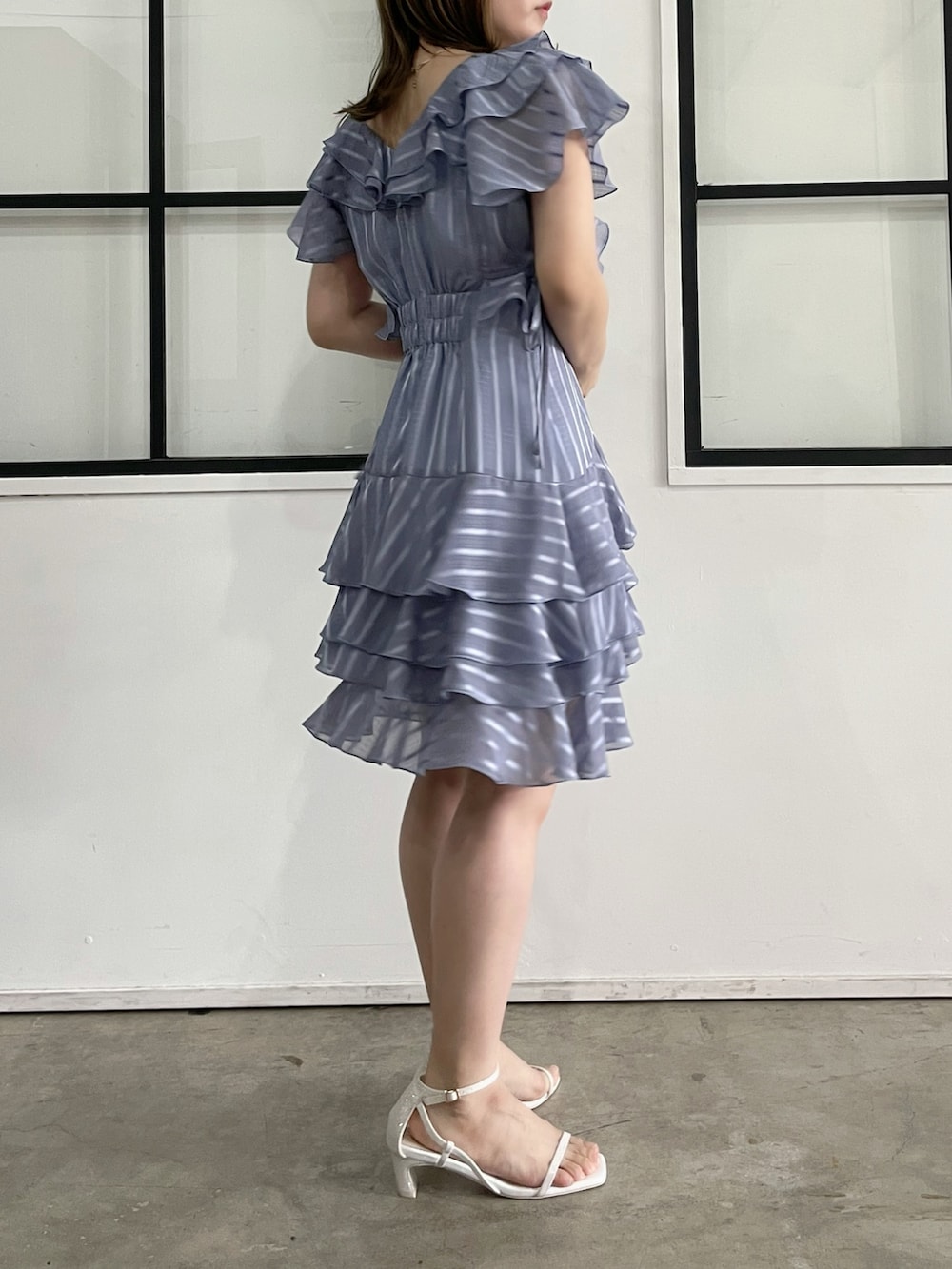 ブルー系のワンピース、ホワイト系のサンダルを着用したレディースの夏コーディネートの3枚目の写真