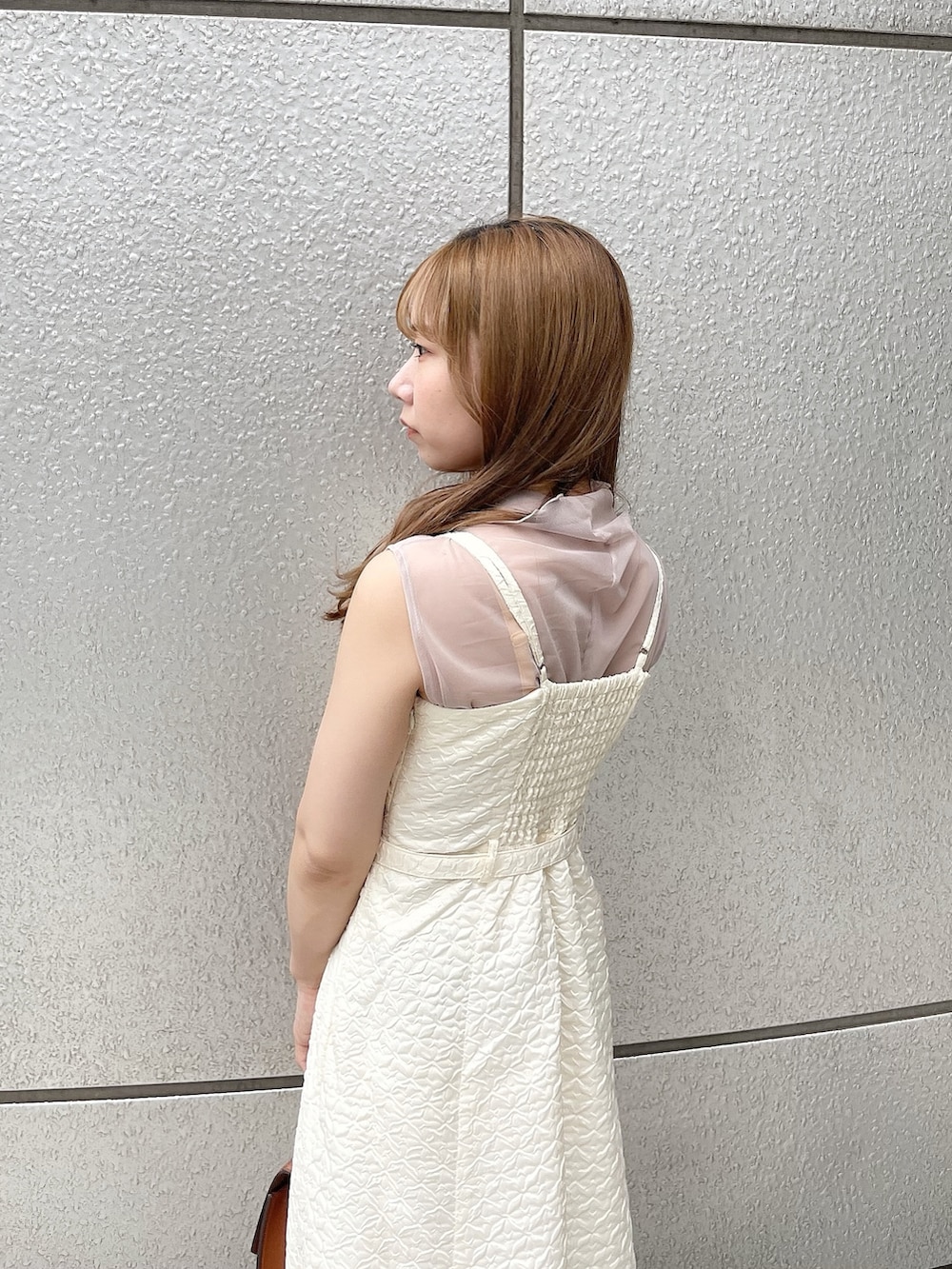 ホワイト系のワンピース、ピンク系のTシャツ/カットソー、イエロー系のハンドバッグを着用したレディースの夏コーディネートの6枚目の写真