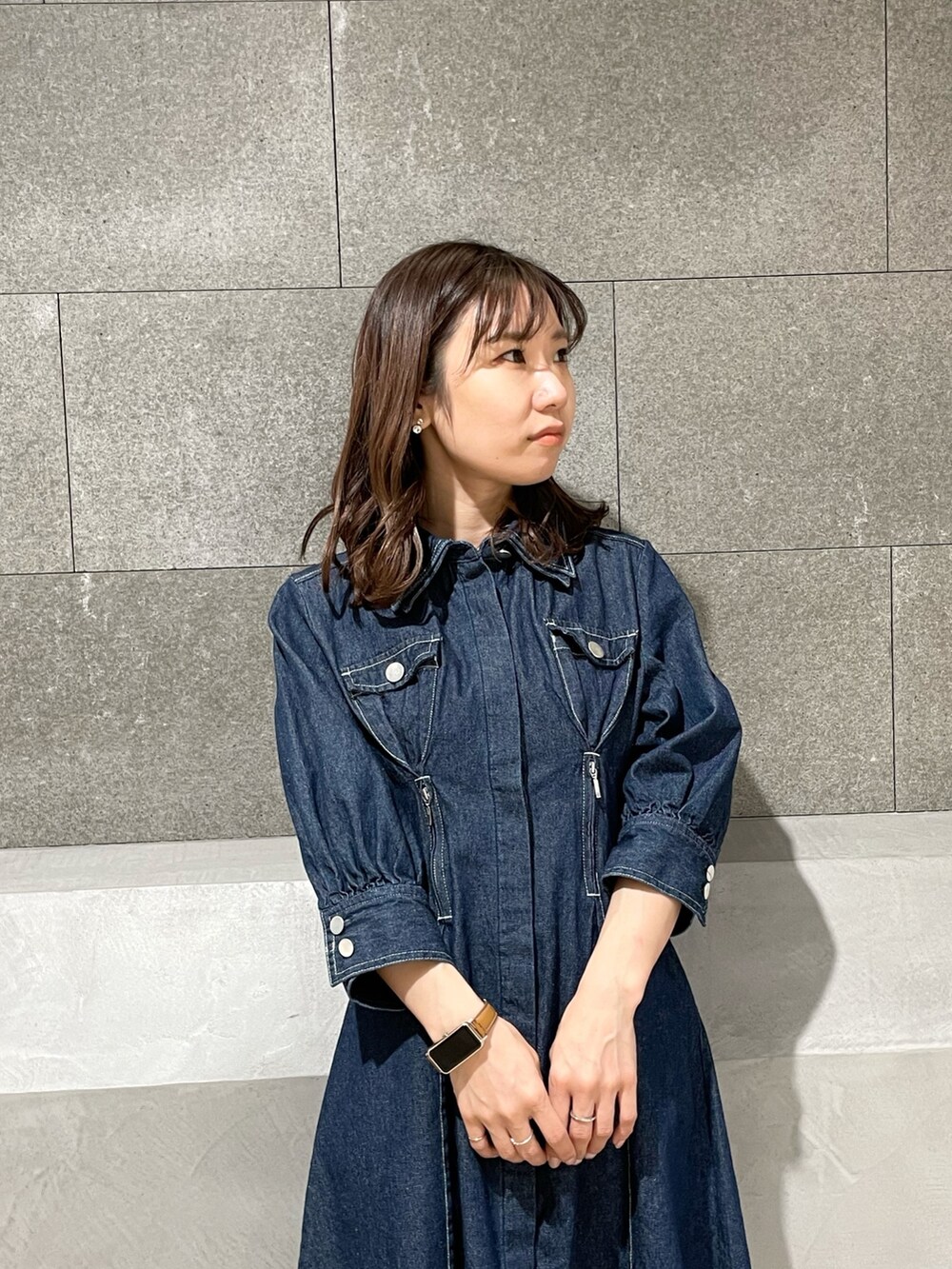 ブルー系のシャツワンピース、ホワイト系のブーツを着用したレディースの冬コーディネートの5枚目の写真