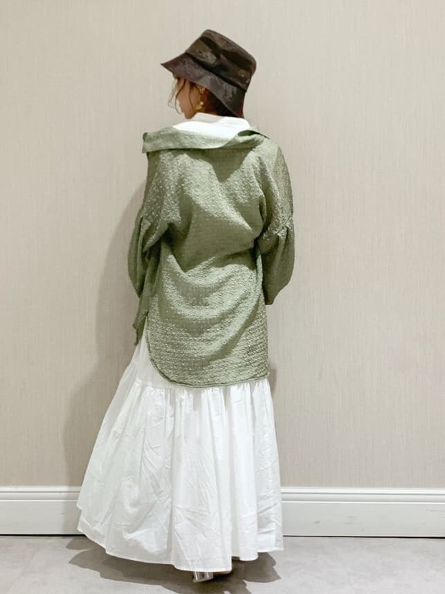 ホワイト系のワンピース、グリーン系のシャツ/ブラウス、ブラウン系のハットを着用したレディースの春コーディネートの3枚目の写真