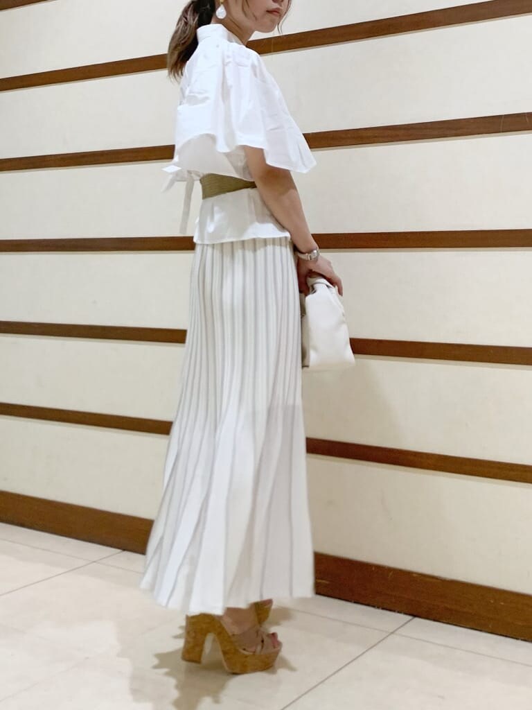ホワイト系のシャツ/ブラウス、ホワイト系のスカート、ホワイト系のハンドバッグを着用したレディースの春コーディネートの4枚目の写真