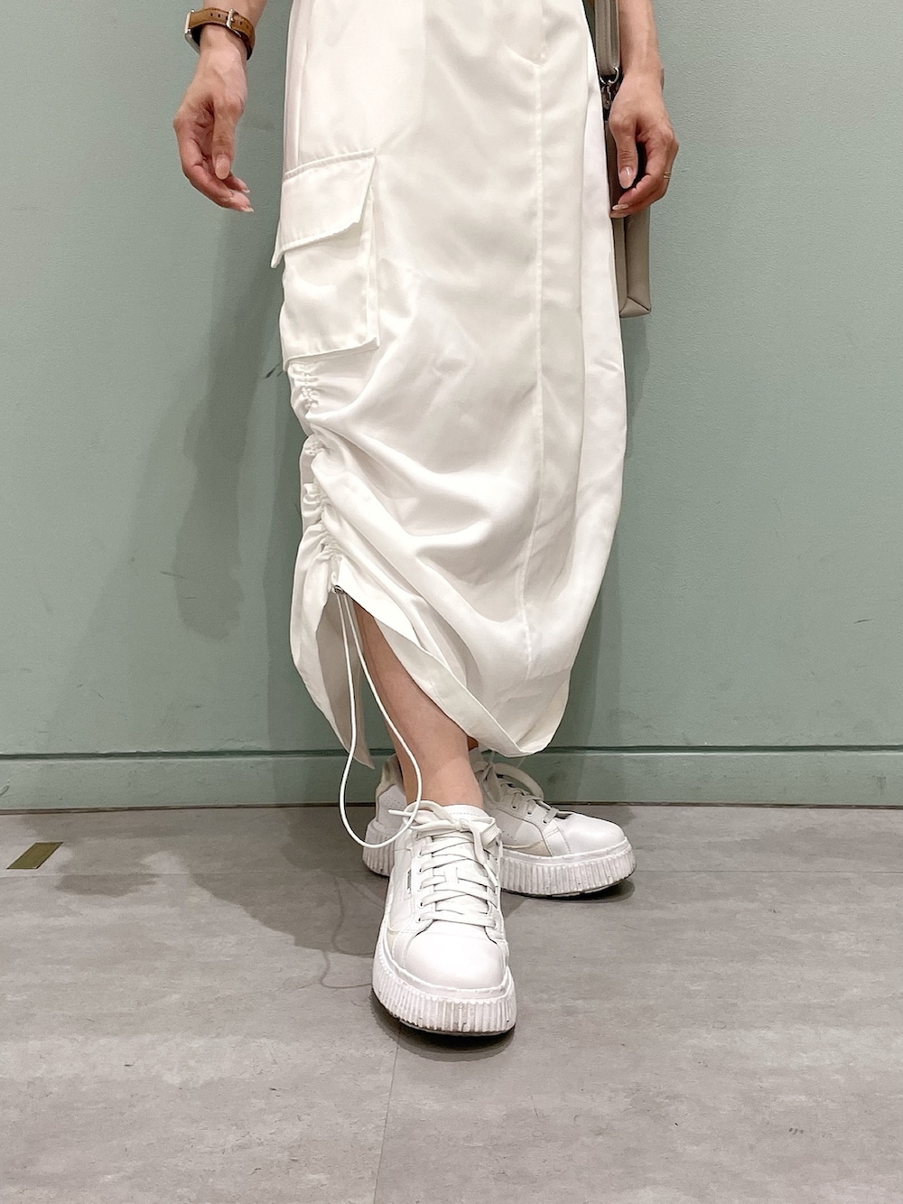 ホワイト系のスカート、グレー系のシャツ/ブラウスを着用したレディースの夏コーディネートの4枚目の写真