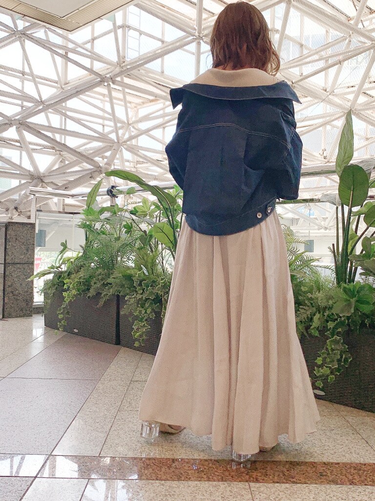 ブルー系のシャツ/ブラウス、グレー系のワンピース、その他のサンダルを着用したレディースの春コーディネートの7枚目の写真