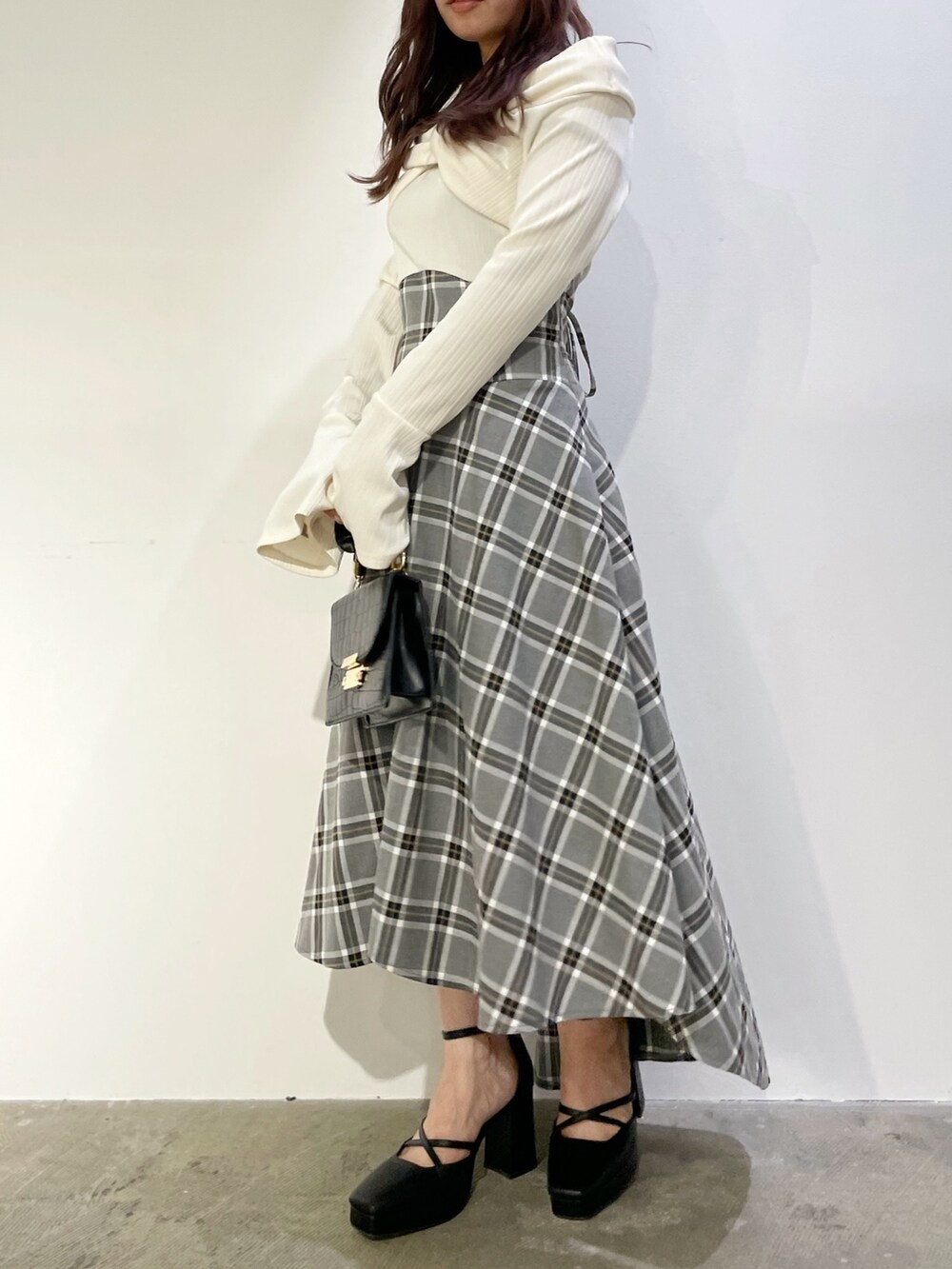 ホワイト系のワンピース、ブラック系のパンプスを着用したレディースの秋コーディネートの2枚目の写真