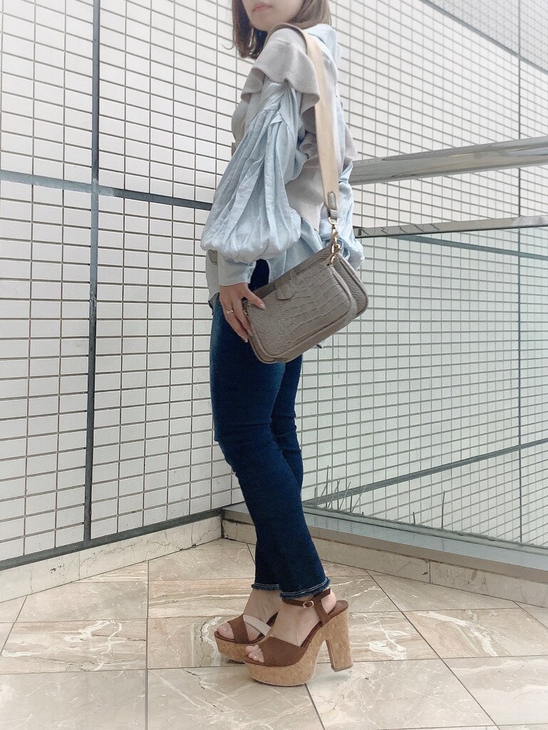 ブルー系のシャツ/ブラウス、ブルー系のデニムパンツ、その他のサンダルを着用したレディースの春コーディネートの2枚目の写真