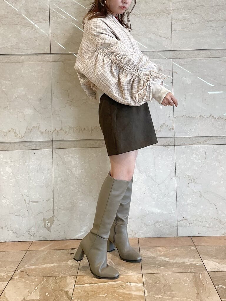 その他のブルゾン、レッド系のニット/セーター、ブラウン系のスカートを着用したレディースの秋コーディネートの2枚目の写真