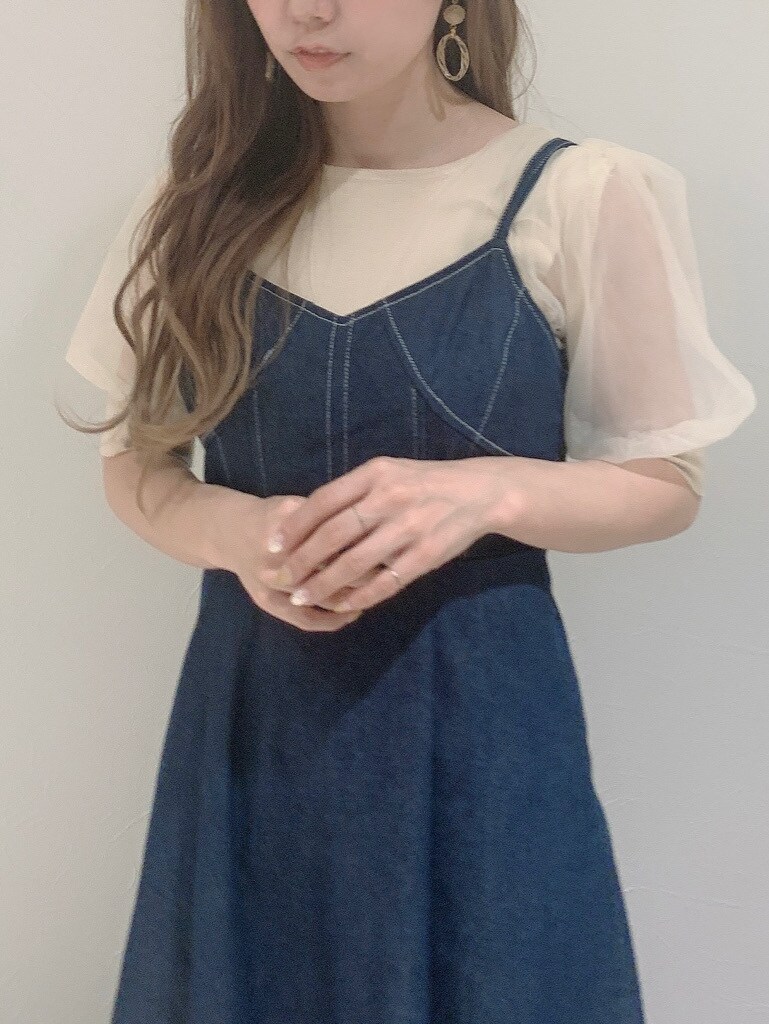 ブルー系のワンピース、ホワイト系のニット/セーターを着用したレディースの春コーディネートの5枚目の写真