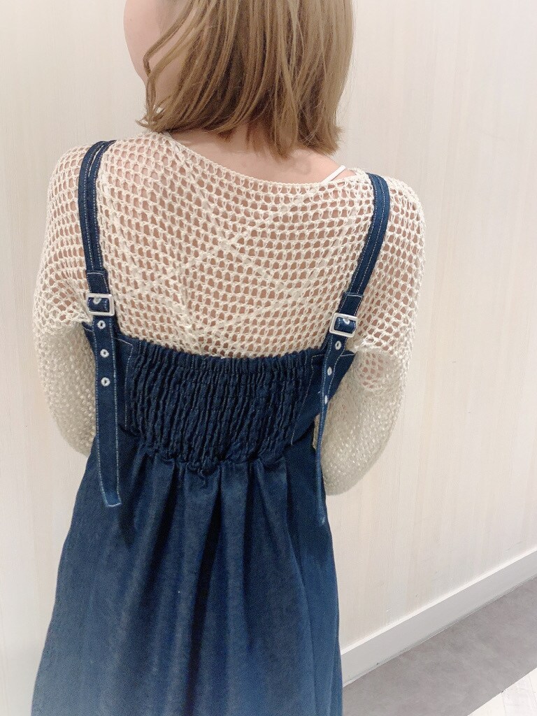 ホワイト系のキャミソール、ブルー系のワンピース、その他のサンダルを着用したレディースの春コーディネートの4枚目の写真