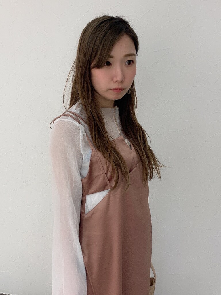 ブラウン系のワンピース、ホワイト系のTシャツ/カットソー、ホワイト系のハンドバッグを着用したレディースの春コーディネートの5枚目の写真