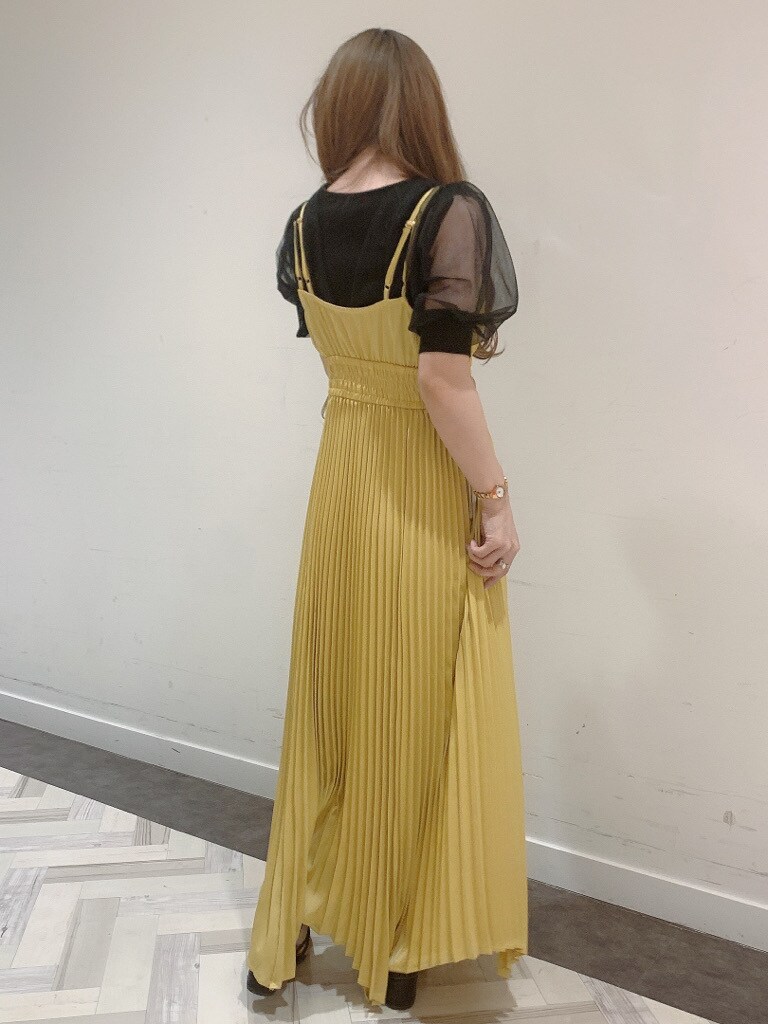 イエロー系のワンピース、ブラック系のパンプス、ブラック系のニット/セーターを着用したレディースの春コーディネートの4枚目の写真