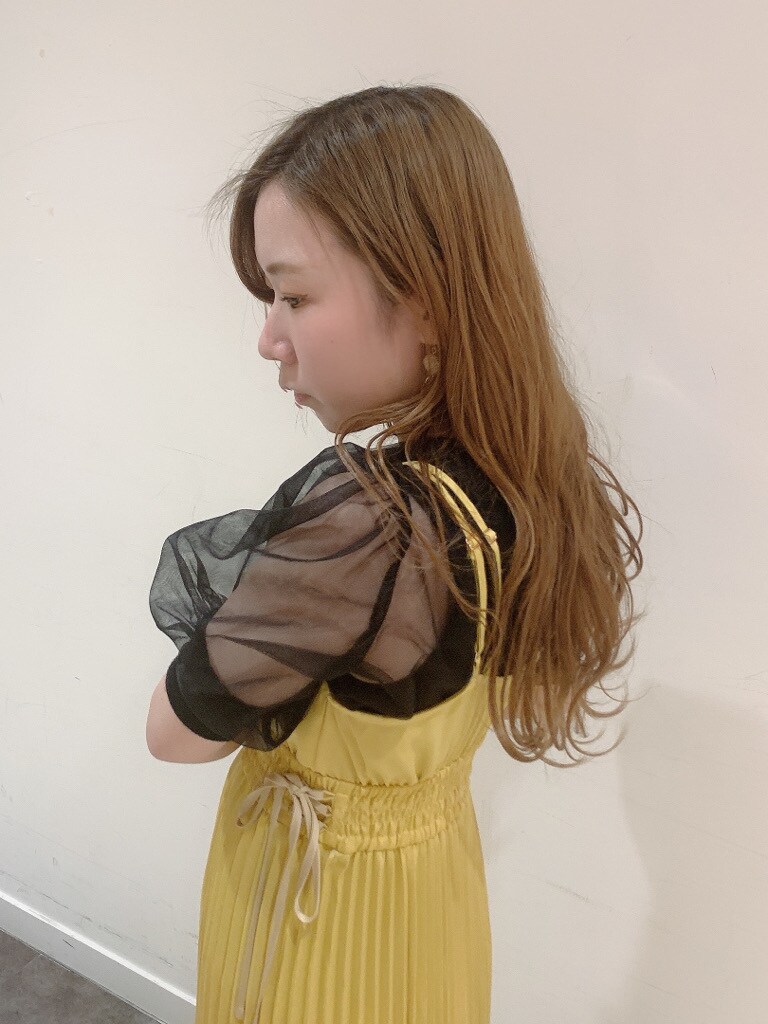 イエロー系のワンピース、ブラック系のパンプス、ブラック系のニット/セーターを着用したレディースの春コーディネートの6枚目の写真