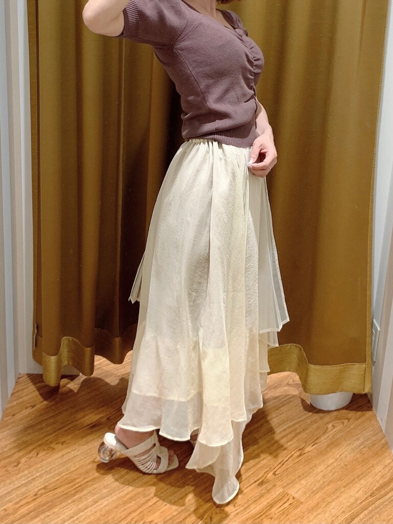 ホワイト系のスカート、ホワイト系のサンダル、ブラウン系のニット/セーターを着用したレディースの春コーディネートの5枚目の写真