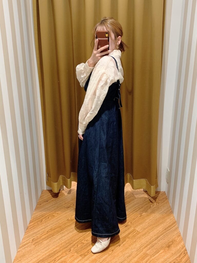 ブルー系のワンピース、ホワイト系のシャツ/ブラウスを着用したレディースの冬コーディネートの4枚目の写真