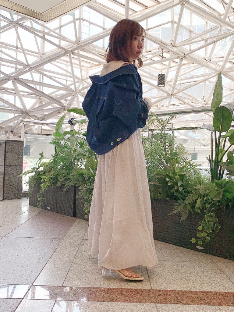 ブルー系のシャツ/ブラウス、グレー系のワンピース、その他のサンダルを着用したレディースの春コーディネートの9枚目の写真