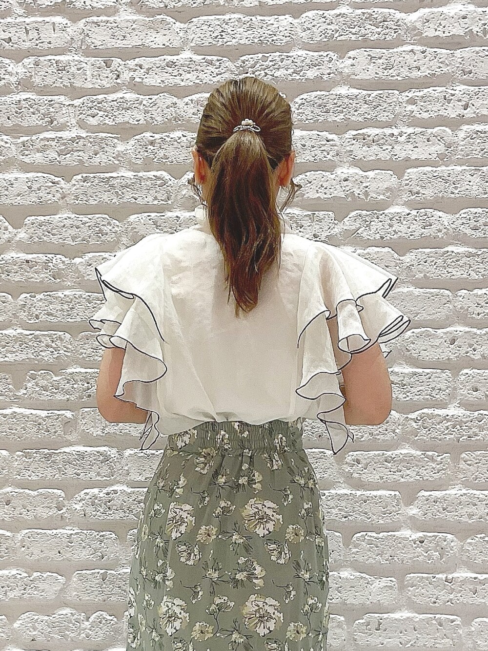 ホワイト系のサンダル、イエロー系のハンドバッグ、ホワイト系のシャツ/ブラウスを着用したレディースの夏コーディネートの8枚目の写真