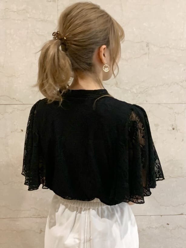 ブラック系のシャツ/ブラウス、ホワイト系のハンドバッグ、ブラウン系のサンダルを着用したレディースの春コーディネートの6枚目の写真