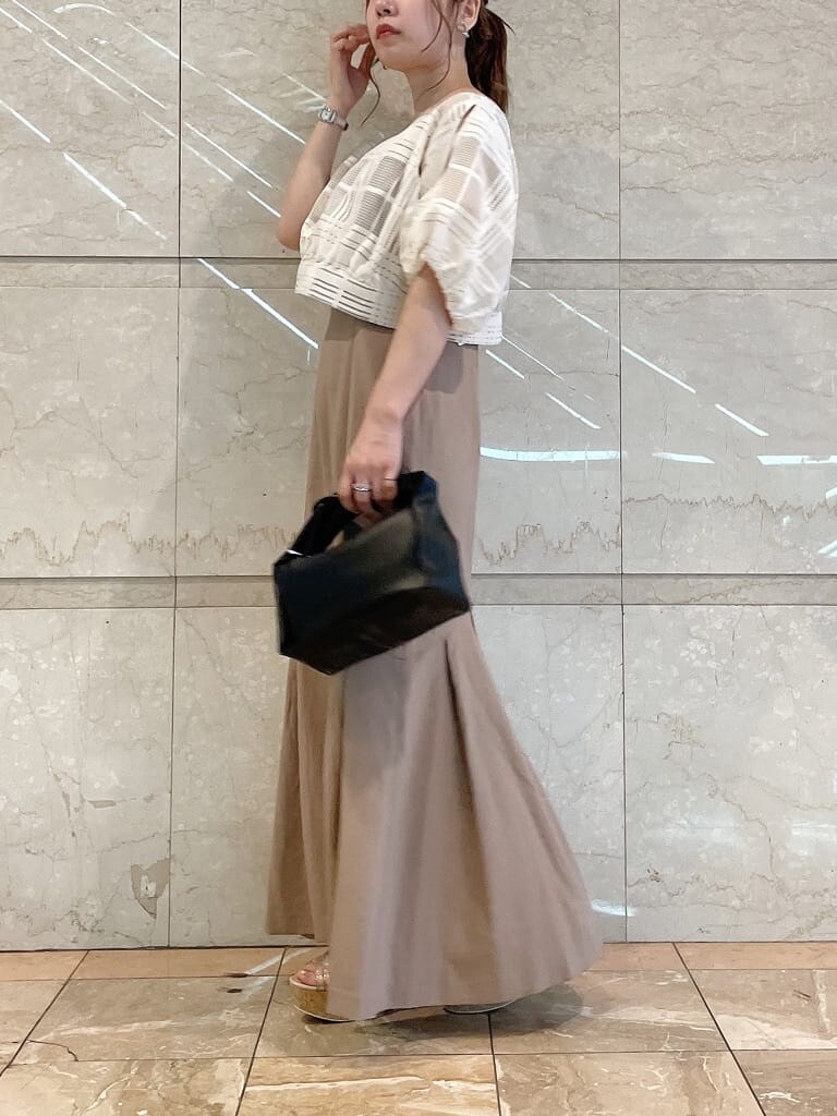 ブラウン系のワンピース、その他のサンダル、ベージュ系のキャミソールを着用したレディースの夏コーディネートの2枚目の写真